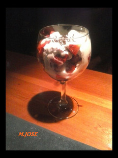 Una foto de Copa de fresas y frutos del bosque