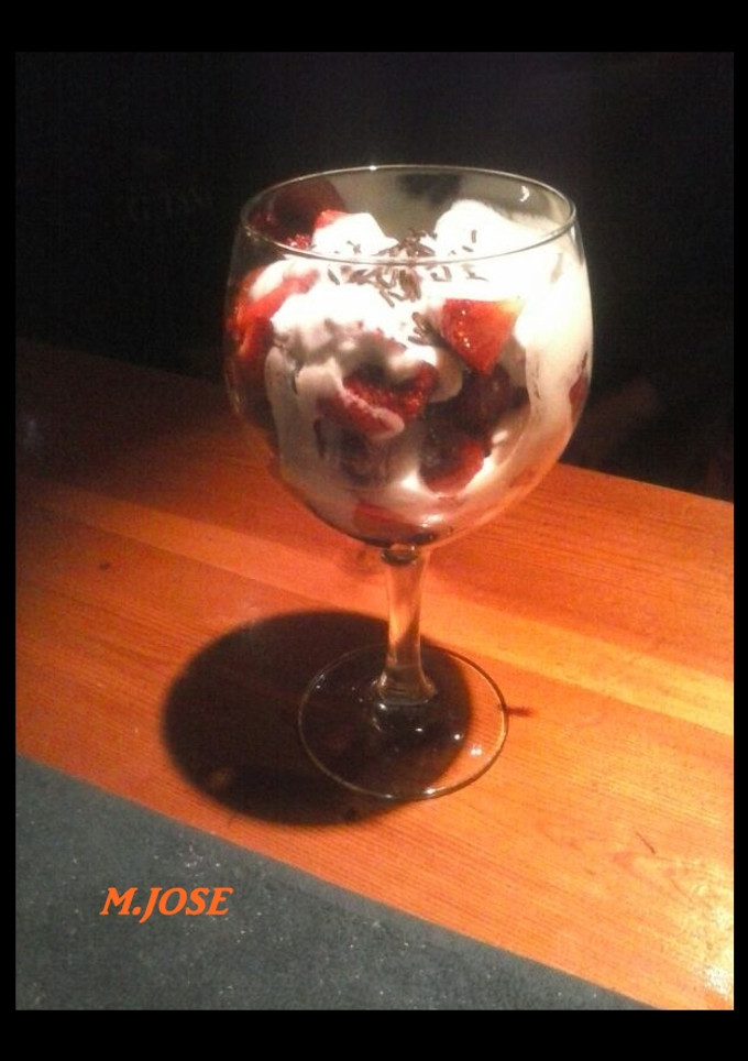 Una foto de Copa de fresas y frutos del bosque