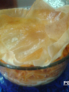 Una foto de Macarrones con pollo y sombrero de pasta brick