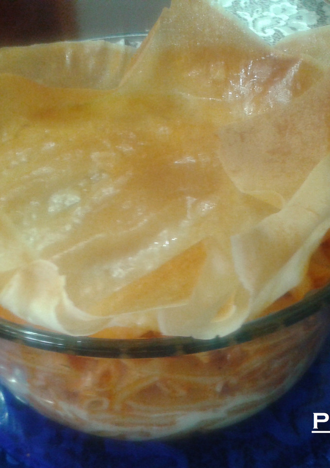 Una foto de Macarrones con pollo y sombrero de pasta brick