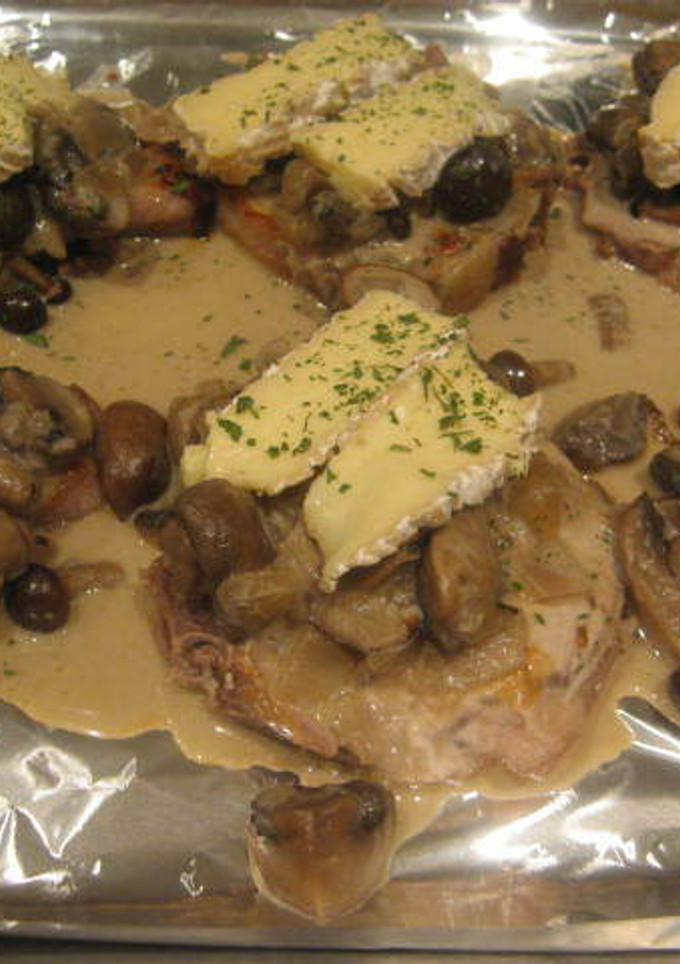 Una foto de Chuletas de cerdo en salsa cremoso de hongos