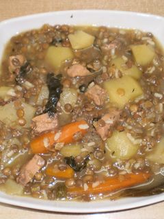 Una foto de Lentejas con arroz, verduras y pollo