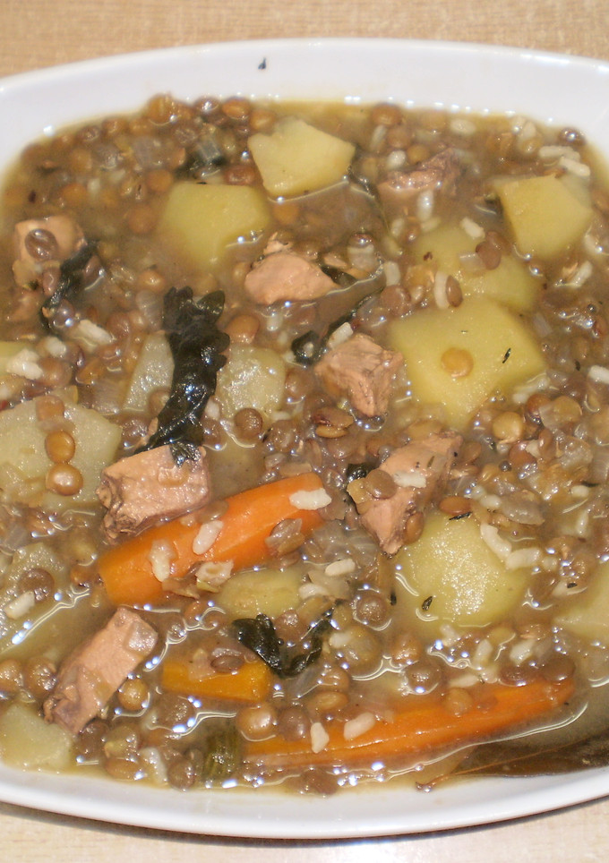 Una foto de Lentejas con arroz, verduras y pollo