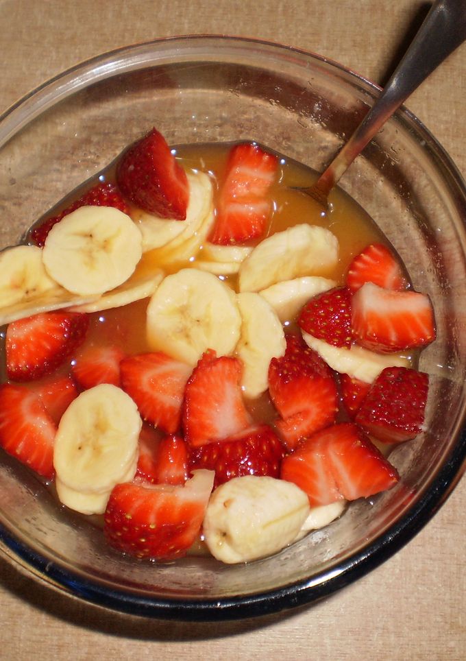 Una foto de Macedonia de fresas y plátano con zumo de naranja
