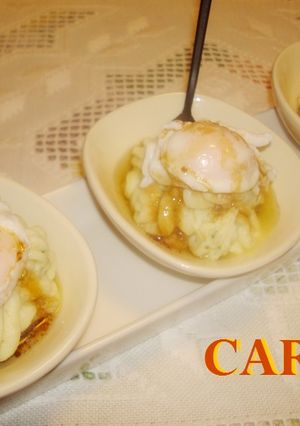 Una foto de Aperitivos de patata con huevo de codorniz