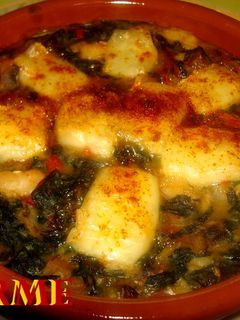 Una foto de Gratinado de acelgas con alubias y queso brie al pimentón