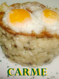 Una foto de Risotto de champiñones con huevos de codorniz