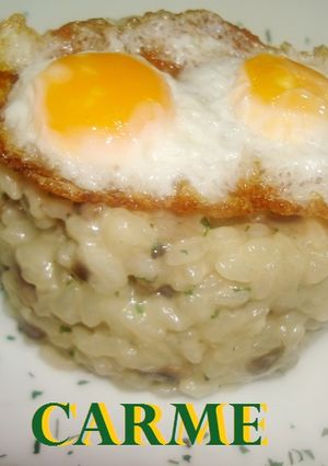 Una foto de Risotto de champiñones con huevos de codorniz