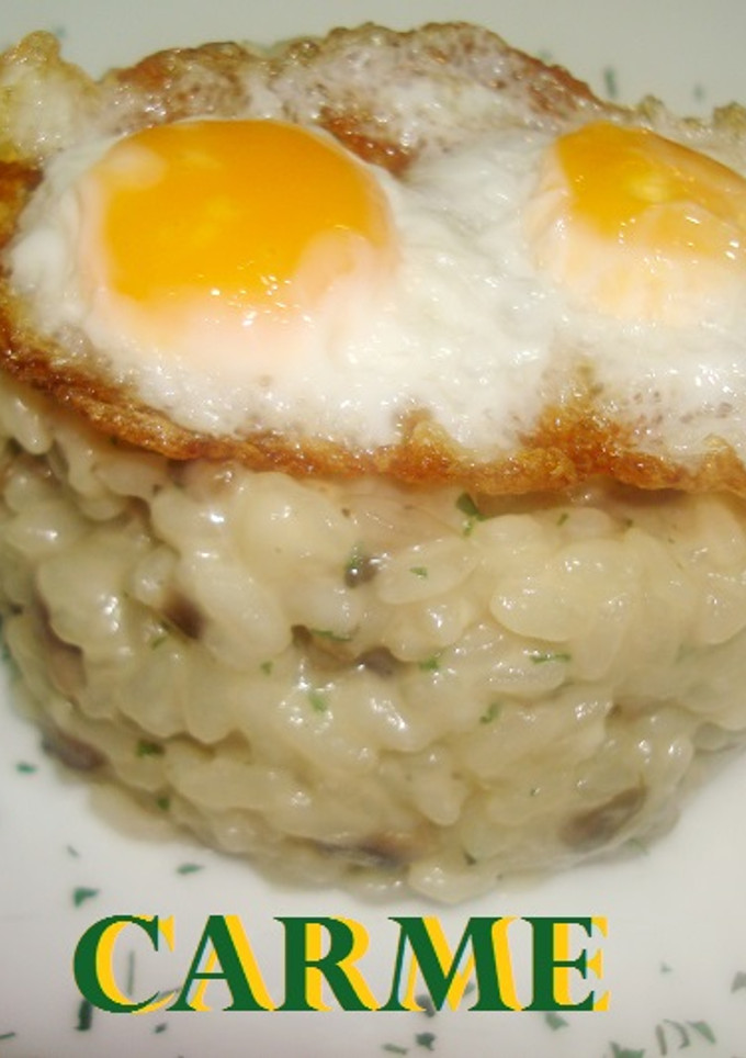 Una foto de Risotto de champiñones con huevos de codorniz