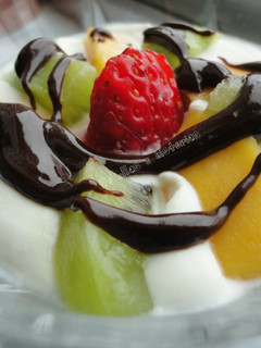 Una foto de Copa de crema de yogur y frutas