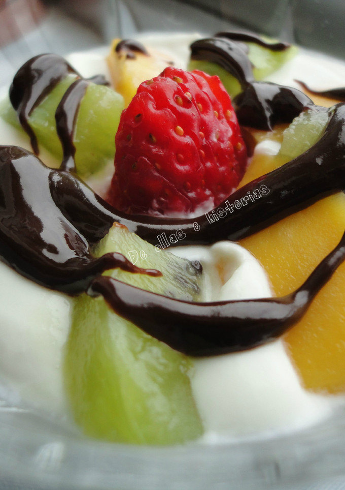 Una foto de Copa de crema de yogur y frutas