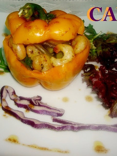 Una foto de Pimiento amarillo relleno de verduras y gambas