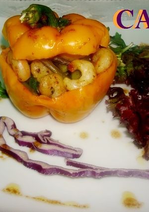 Una foto de Pimiento amarillo relleno de verduras y gambas
