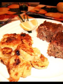 Una foto de Kipe con papas gratinadas