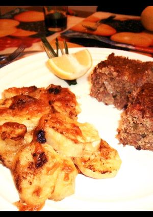 Una foto de Kipe con papas gratinadas
