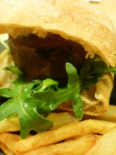Una foto de Bocata de pan de cristal con solomillo y queso