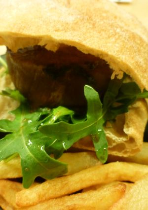 Una foto de Bocata de pan de cristal con solomillo y queso