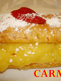 Una foto de Hojaldre relleno de crema de melocotón