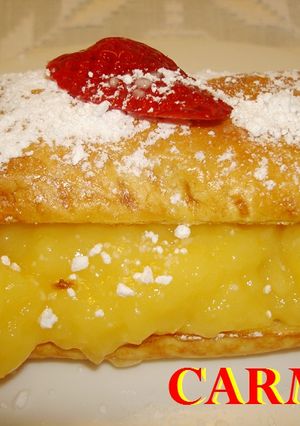 Una foto de Hojaldre relleno de crema de melocotón