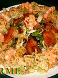 Ensalada vegetal con pasta y langostinos