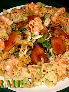 Una foto de Ensalada vegetal con pasta y langostinos