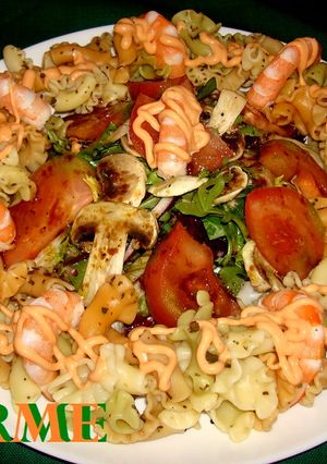 Una foto de Ensalada vegetal con pasta y langostinos