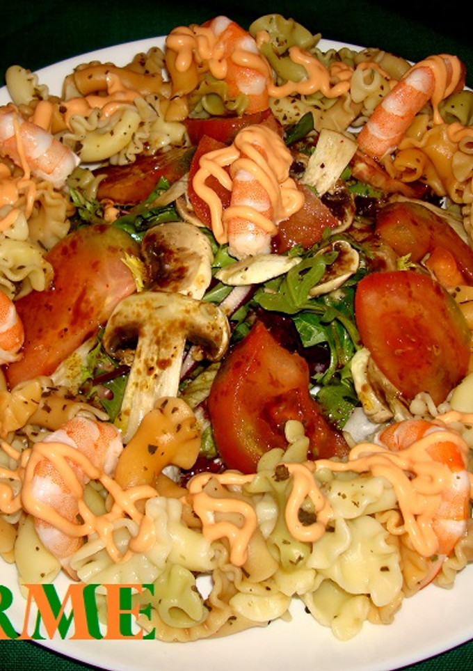 Una foto de Ensalada vegetal con pasta y langostinos