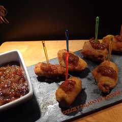 Una foto de Mini flamenquines de jamón y foigras con salsa de frambuesa