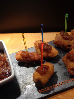 Una foto de Mini flamenquines de jamón y foigras con salsa de frambuesa