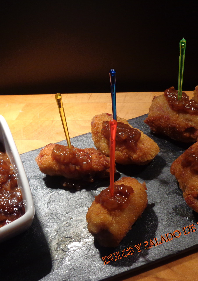 Una foto de Mini flamenquines de jamón y foigras con salsa de frambuesa