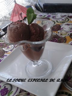 Una foto de Helado de chocolate con hierbabuena