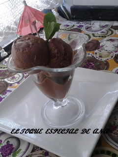 Una foto de Helado de chocolate con hierbabuena