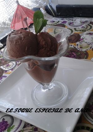 Una foto de Helado de chocolate con hierbabuena