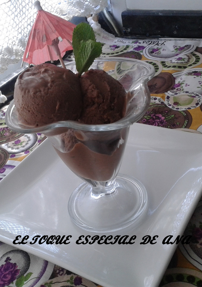 Una foto de Helado de chocolate con hierbabuena