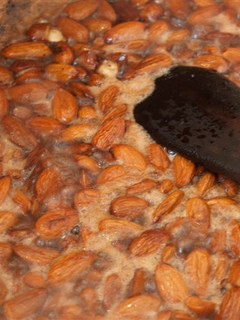 Una foto de Guirlache de almendras, piñones o avellanas