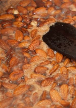 Una foto de Guirlache de almendras, piñones o avellanas