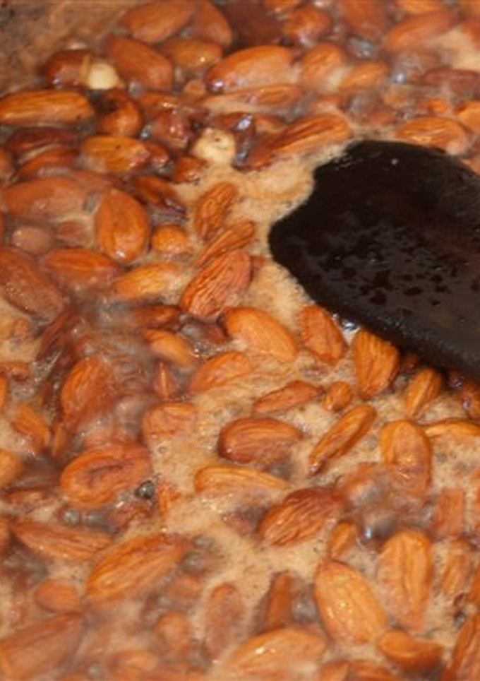 Una foto de Guirlache de almendras, piñones o avellanas