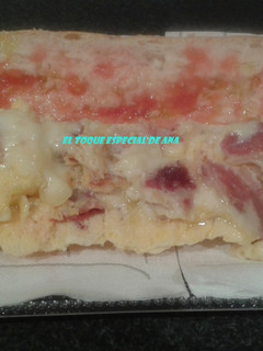 Foto principal de Bocadillo de tortilla con jamón y queso