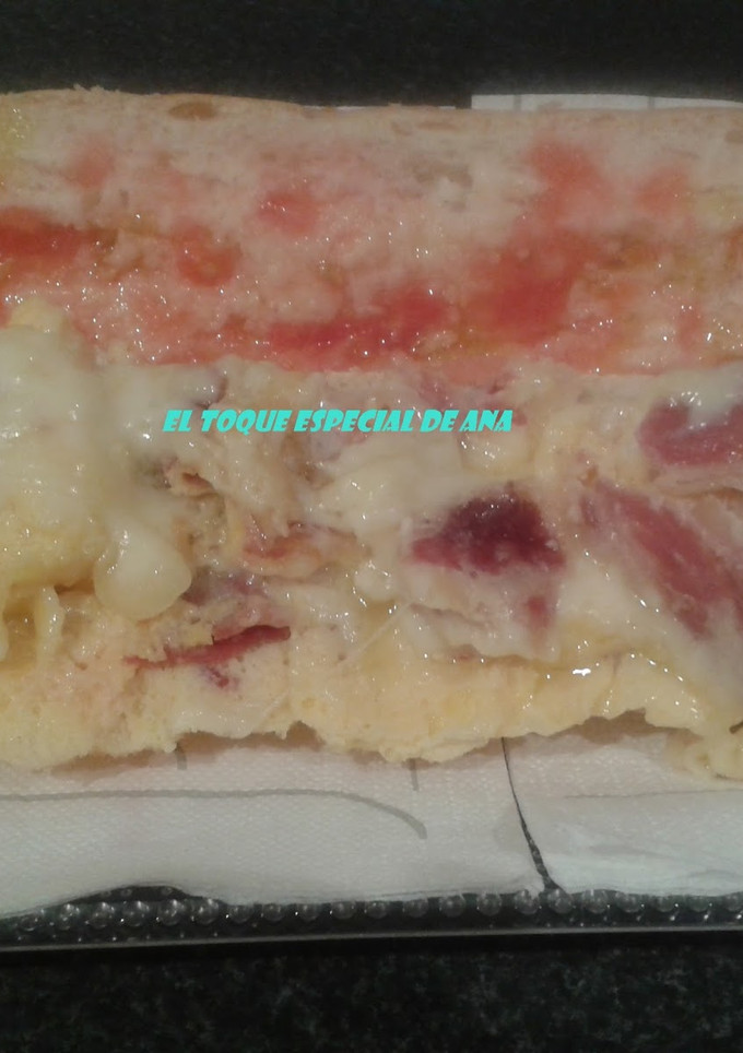 Una foto de Bocadillo de tortilla con jamón y queso
