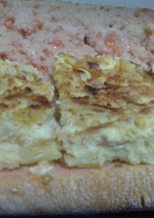 Una foto de Bocadillo de tortilla variada