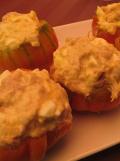 Una foto de TOMATES RELLENOS CON ATÚN
