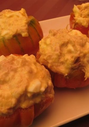 Una foto de TOMATES RELLENOS CON ATÚN