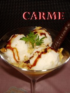 Una foto de Copa de helado, con crema de melocotón y frutos secos