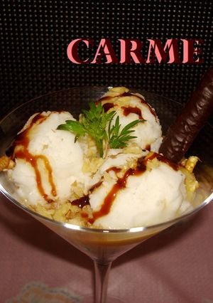 Una foto de Copa de helado, con crema de melocotón y frutos secos