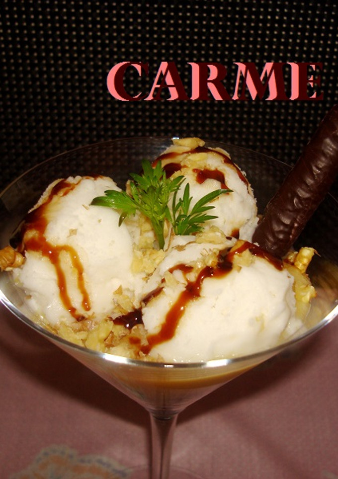 Una foto de Copa de helado, con crema de melocotón y frutos secos