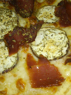 Una foto de Pizza de berenjena y jamón serrano