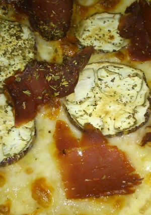 Una foto de Pizza de berenjena y jamón serrano