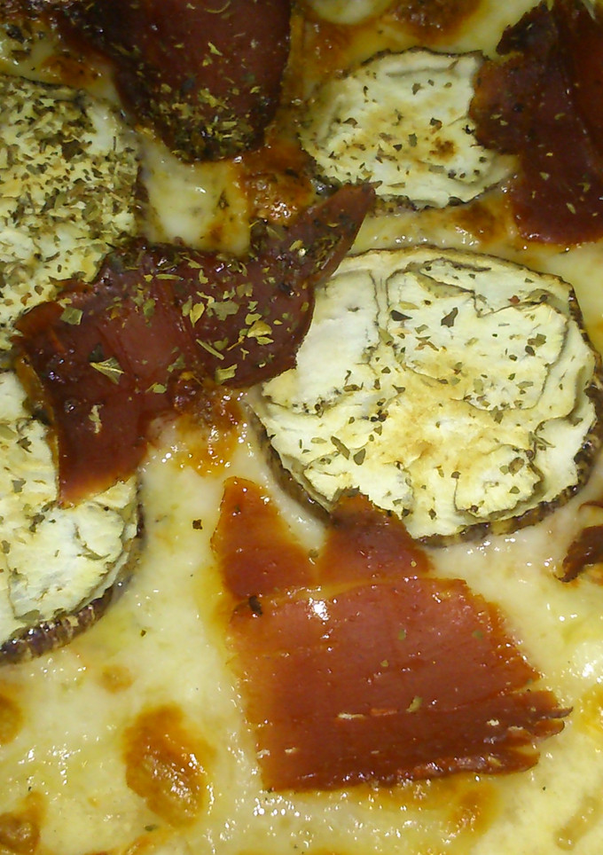 Una foto de Pizza de berenjena y jamón serrano