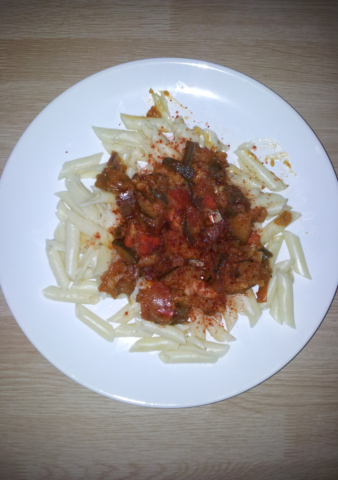 Una foto de Pasta con pisto picante
