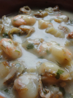 Una foto de Zamburiñas y langostinos en salsa